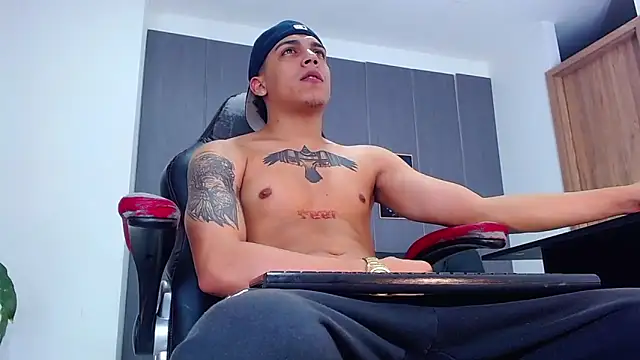 Snapshot of david_santos16 chatting on 11/28/25, 04:04 david santos16 online show from 11/28/25, 04:04