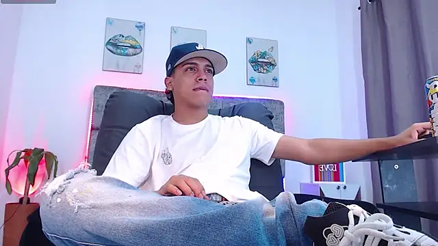 Snapshot of david_santos16 chatting on 12/14/25, 11:42 david santos16 online show from 12/14/25, 11:42