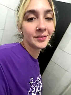 Snapshot of ayebran chatting on 12/17/25, 04:46 ayebran online show from 12/17/25, 04:46