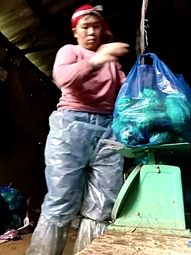 Snapshot of quynhkoolbae chatting on 11/08/25, 02:23 quynhkoolbae online show from 11/08/25, 02:23