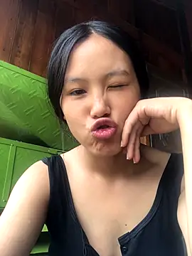 Snapshot of May_nhi chatting on 09/10/25, 02:11 May nhi online show from 09/10/25, 02:11