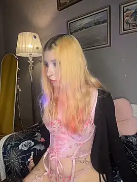 Snapshot of VelvetBlitz chatting on 11/21/25, 03:44 VelvetBlitz online show from 11/21/25, 03:44