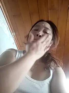 Snapshot of miumiu_00 chatting on 03/06/26, 09:28 miumiu 00 online show from 03/06/26, 09:28