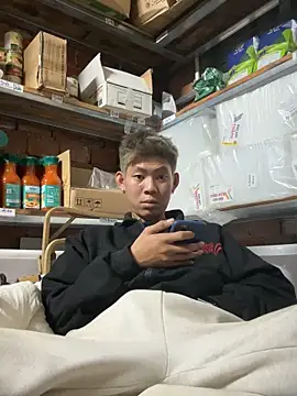 linh21107 online show from 11/22/25, 08:24