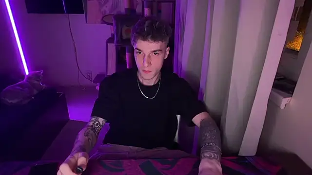 Snapshot of davesinner chatting on 04/13/26, 07:30 davesinner online show from 04/13/26, 07:30