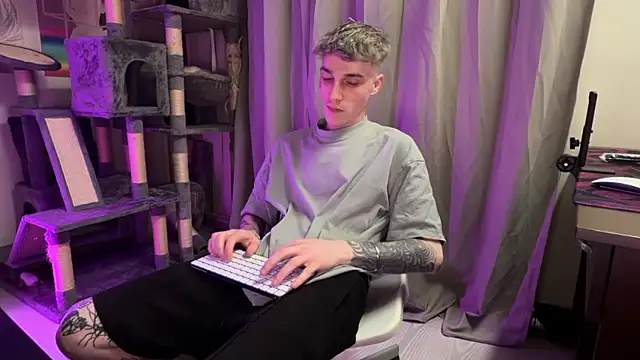 Snapshot of davesinner chatting on 04/14/26, 06:25 davesinner online show from 04/14/26, 06:25