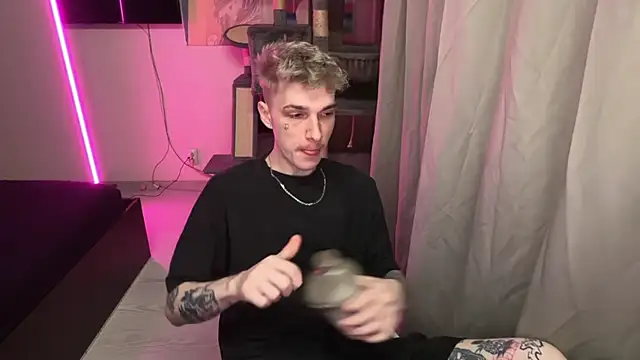 Snapshot of davesinner chatting on 04/22/26, 05:25 davesinner online show from 04/22/26, 05:25