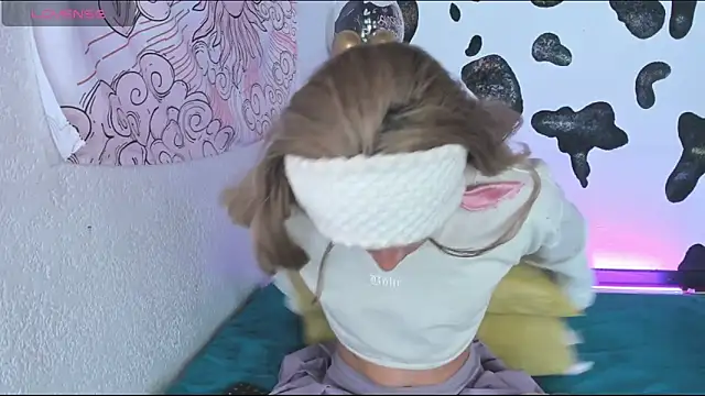 Snapshot of brihanna_cooper chatting on 12/18/25, 02:01 brihanna cooper online show from 12/18/25, 02:01