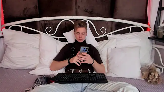 Snapshot of LawrenceMiles chatting on 10/11/25, 10:47 LawrenceMiles online show from 10/11/25, 10:47