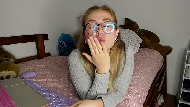 Snapshot of min-ji chatting on 04/20/26, 05:59 min-ji online show from 04/20/26, 05:59