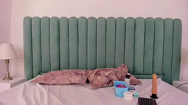 EmilyHanks  online show from 11/24/25, 11:15