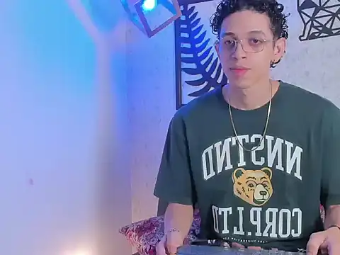 Snapshot of nicolai_drake chatting on 09/18/25, 03:30 nicolai drake online show from 09/18/25, 03:30