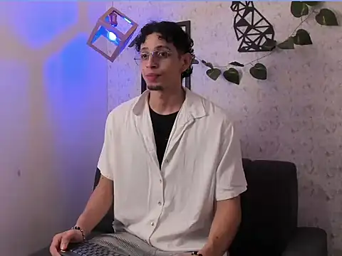 Snapshot of nicolai_drake chatting on 10/15/25, 12:55 nicolai drake online show from 10/15/25, 12:55