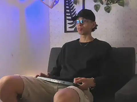 Snapshot of nicolai_drake chatting on 10/23/25, 04:12 nicolai drake online show from 10/23/25, 04:12