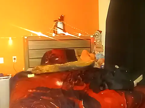 Snapshot of LusciousKandy chatting on 10/04/25, 12:03 LusciousKandy online show from 10/04/25, 12:03