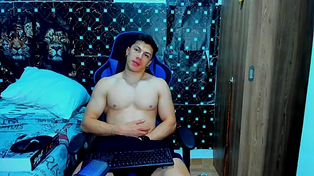 Snapshot of javiersexymann chatting on 12/16/25, 05:45 javiersexymann online show from 12/16/25, 05:45