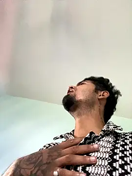 Snapshot of gets1998 chatting on 10/10/25, 05:39 gets1998 online show from 10/10/25, 05:39