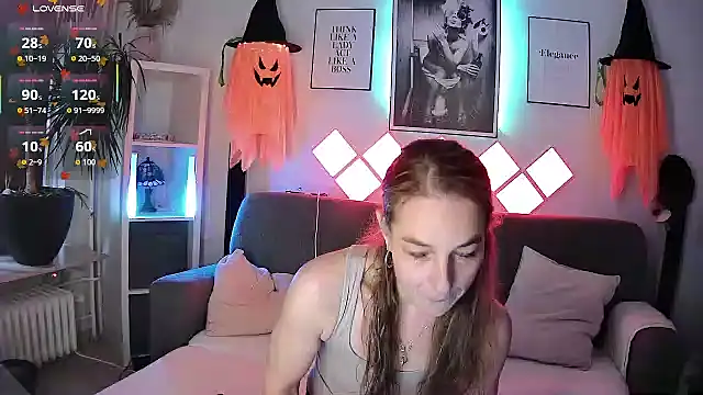 Snapshot of XBellaXundXUweX chatting on 10/10/25, 09:30 XBellaXundXUweX online show from 10/10/25, 09:30