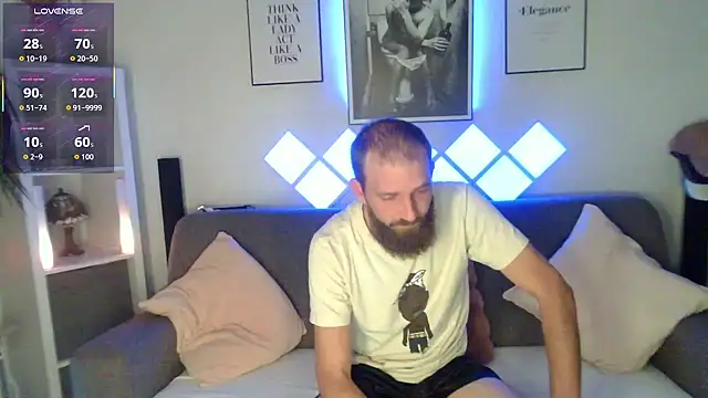 Snapshot of XBellaXundXUweX chatting on 11/02/25, 08:11 XBellaXundXUweX online show from 11/02/25, 08:11