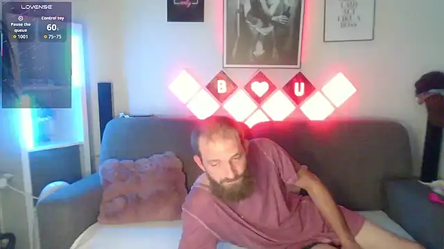 Snapshot of XBellaXundXUweX chatting on 11/06/25, 07:37 XBellaXundXUweX online show from 11/06/25, 07:37