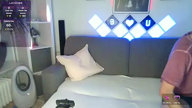 Snapshot of XBellaXundXUweX chatting on 11/17/25, 07:30 XBellaXundXUweX online show from 11/17/25, 07:30