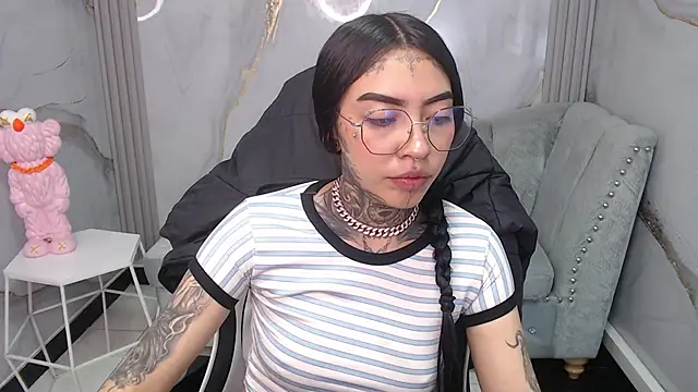 Ashley Blum v online show from 10/30/25, 01:01