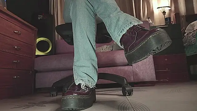 gigifontaine   online show from 10/26/25, 12:16