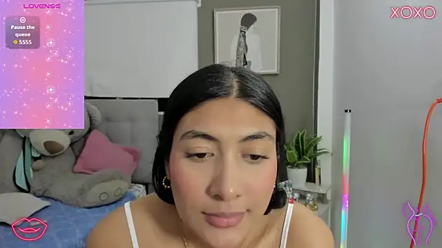 Snapshot of Allison_19__ chatting on 12/17/25, 04:18 Allison 19 online show from 12/17/25, 04:18