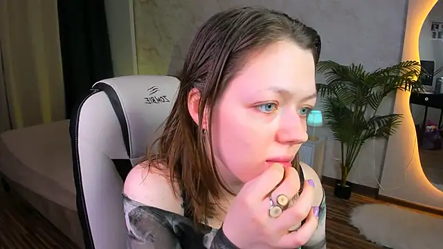 Snapshot of Lunar_Lily chatting on 11/05/25, 05:40 Lunar Lily online show from 11/05/25, 05:40