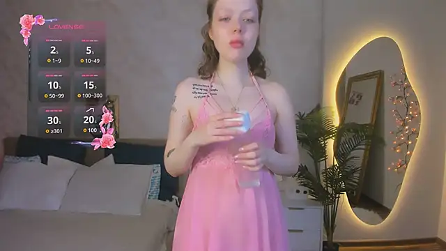 Snapshot of Lunar_Lily chatting on 06/19/26, 05:01 Lunar Lily online show from 06/19/26, 05:01