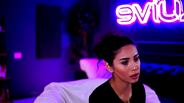 Snapshot of SiennaRuh chatting on 11/19/25, 11:43 SiennaRuh online show from 11/19/25, 11:43