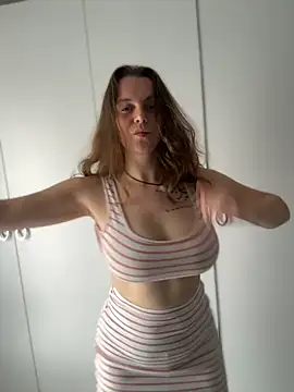 TenderLaGlamor online show from 10/11/25, 12:36