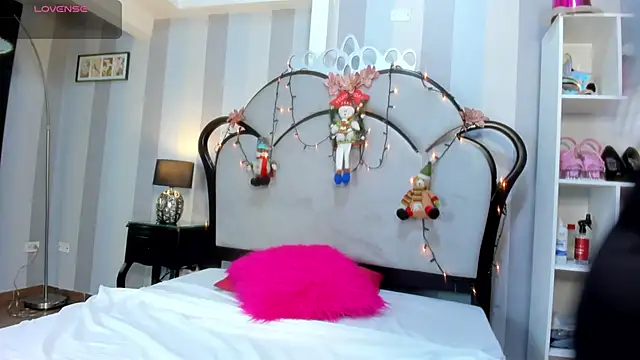 Snapshot of MiaAmore_ chatting on 12/17/25, 03:29 MiaAmore online show from 12/17/25, 03:29