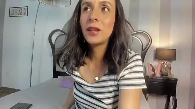 Snapshot of MiaAmore_ chatting on 04/01/26, 07:22 MiaAmore online show from 04/01/26, 07:22