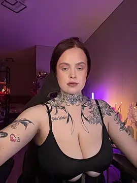 Snapshot of Mariiiiiway chatting on 10/12/25, 04:17 Mariiiiiway online show from 10/12/25, 04:17