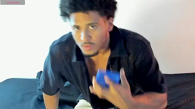 Snapshot of zarek_lux chatting on 09/25/25, 01:04 zarek lux online show from 09/25/25, 01:04