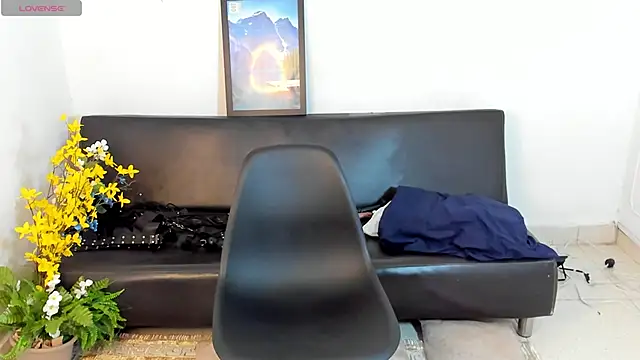 Snapshot of zarek_lux chatting on 04/10/26, 01:05 zarek lux online show from 04/10/26, 01:05