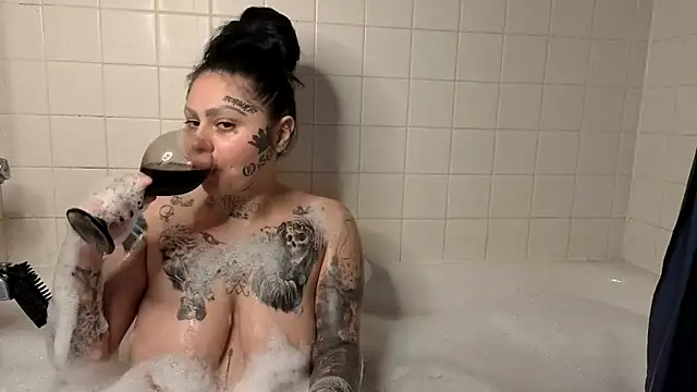 Snapshot of chicanachic13 chatting on 11/02/25, 07:33 chicanachic13 online show from 11/02/25, 07:33