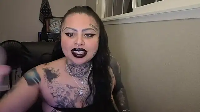 Snapshot of chicanachic13 chatting on 04/18/26, 04:05 chicanachic13 online show from 04/18/26, 04:05