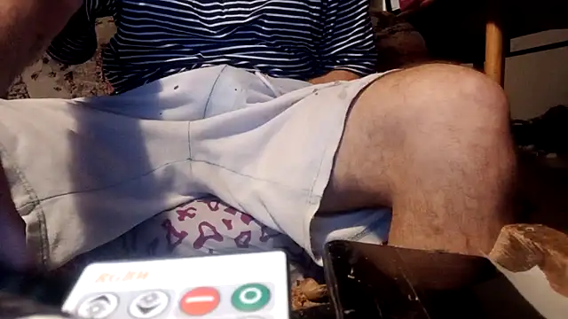 Snapshot of Halloalbert889 chatting on 10/24/25, 09:55 Halloalbert889 online show from 10/24/25, 09:55