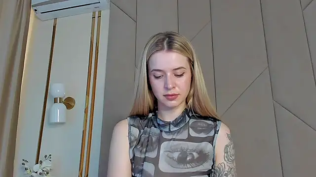 Snapshot of Touch_me chatting on 09/19/25, 02:40 Touch me online show from 09/19/25, 02:40