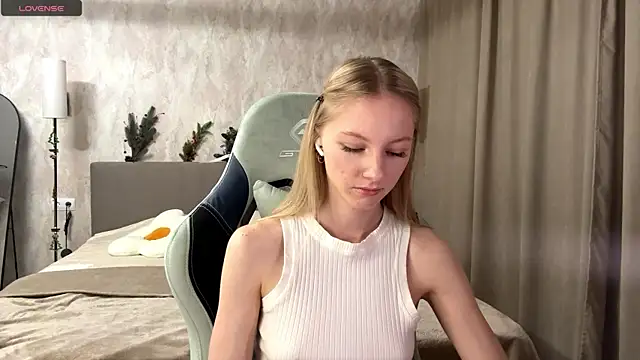 Snapshot of BrightAnnie chatting on 12/17/25, 02:12 BrightAnnie online show from 12/17/25, 02:12