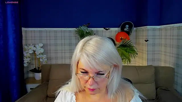 Hella Fabel online show from 10/31/25, 01:17