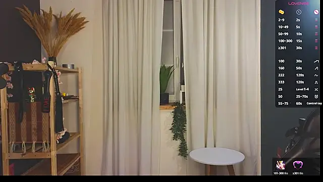 Snapshot of laracroftmansion chatting on 11/28/25, 06:21 laracroftmansion online show from 11/28/25, 06:21