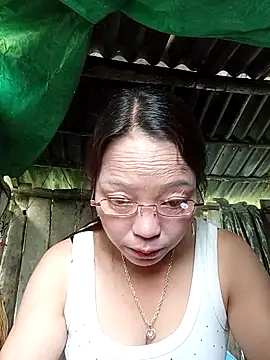 Snapshot of _Helala_ chatting on 10/08/25, 04:43 Helala online show from 10/08/25, 04:43