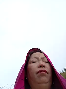 Snapshot of _Helala_ chatting on 10/31/25, 03:29 Helala online show from 10/31/25, 03:29