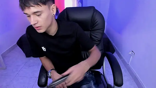 Snapshot of Aron_Boyy chatting on 03/05/26, 07:43 Aron Boyy online show from 03/05/26, 07:43