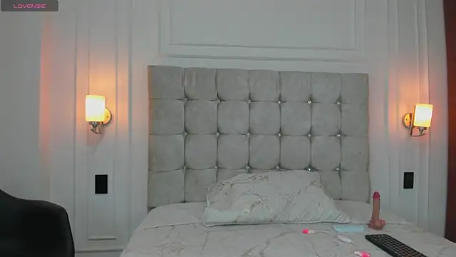 Snapshot of DulceEstrella_ chatting on 10/04/25, 04:54 DulceEstrella online show from 10/04/25, 04:54