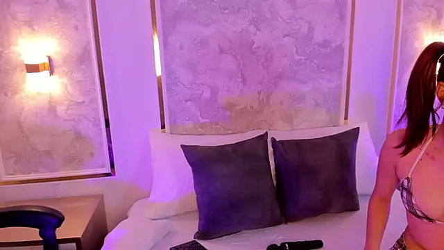 Snapshot of doll_eyees_ chatting on 12/04/25, 02:43 doll eyees online show from 12/04/25, 02:43