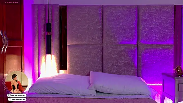 Snapshot of Martina-Roberts- chatting on 09/16/25, 04:13 Martina-Roberts- online show from 09/16/25, 04:13